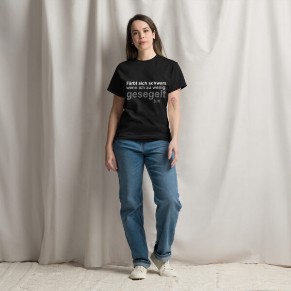 Färbt sich schwarz - segeln | Klassisches Unisex T-Shirt